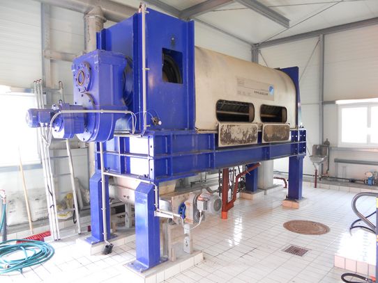 Schlammpresse in Presshalle